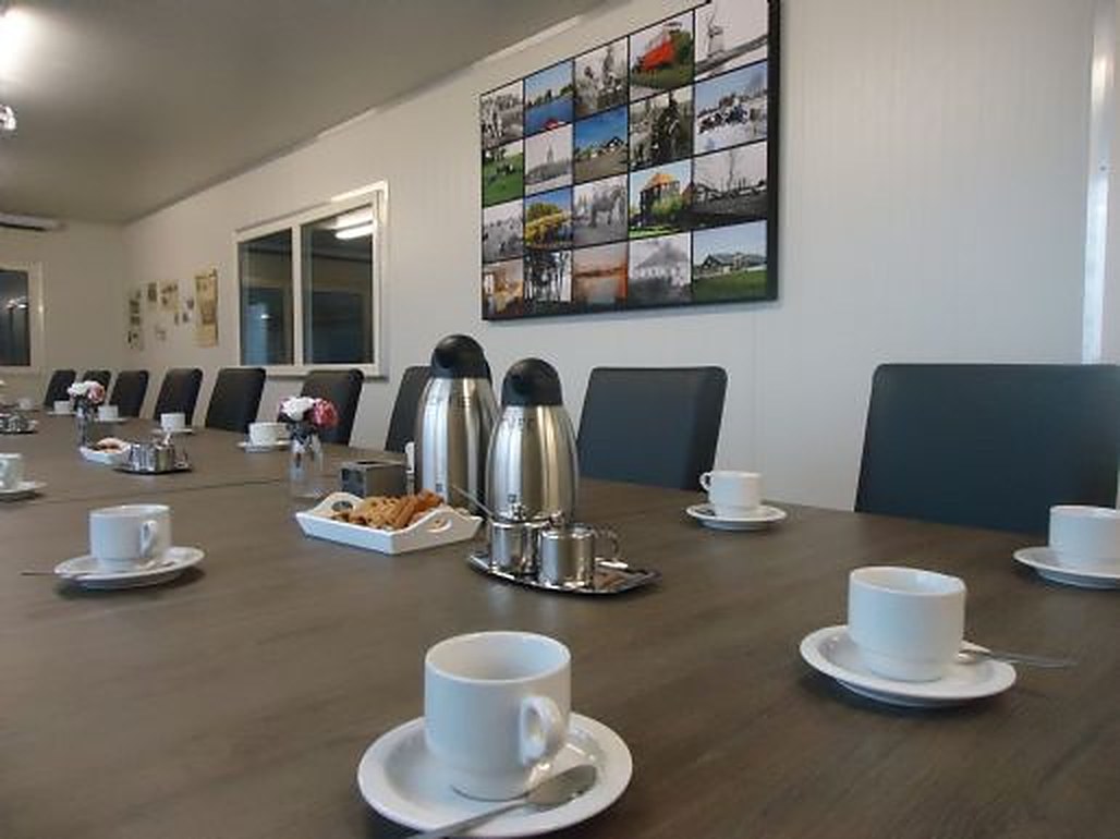 Koffie klaar in de vergaderruimte
